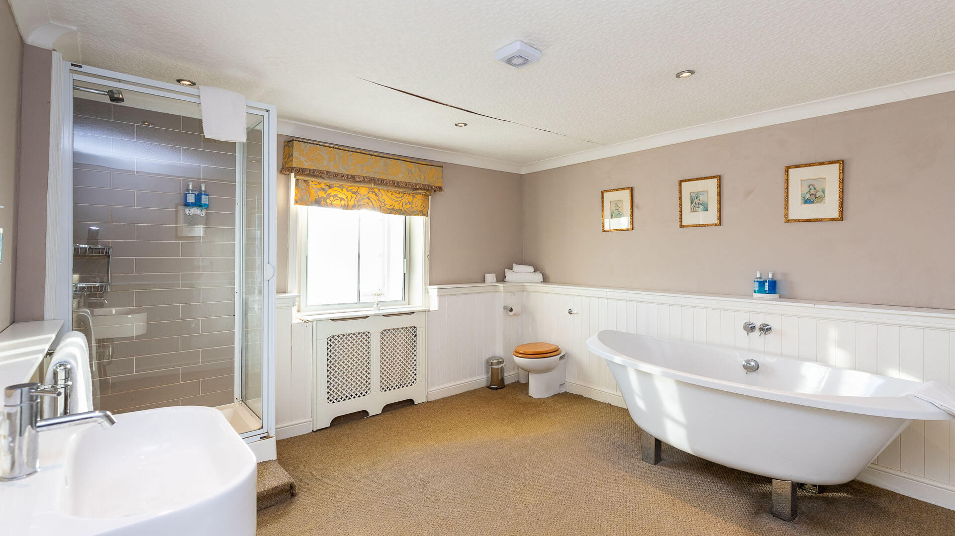 The Sibson Inn Master Suite, luxurious en-suite bathroom