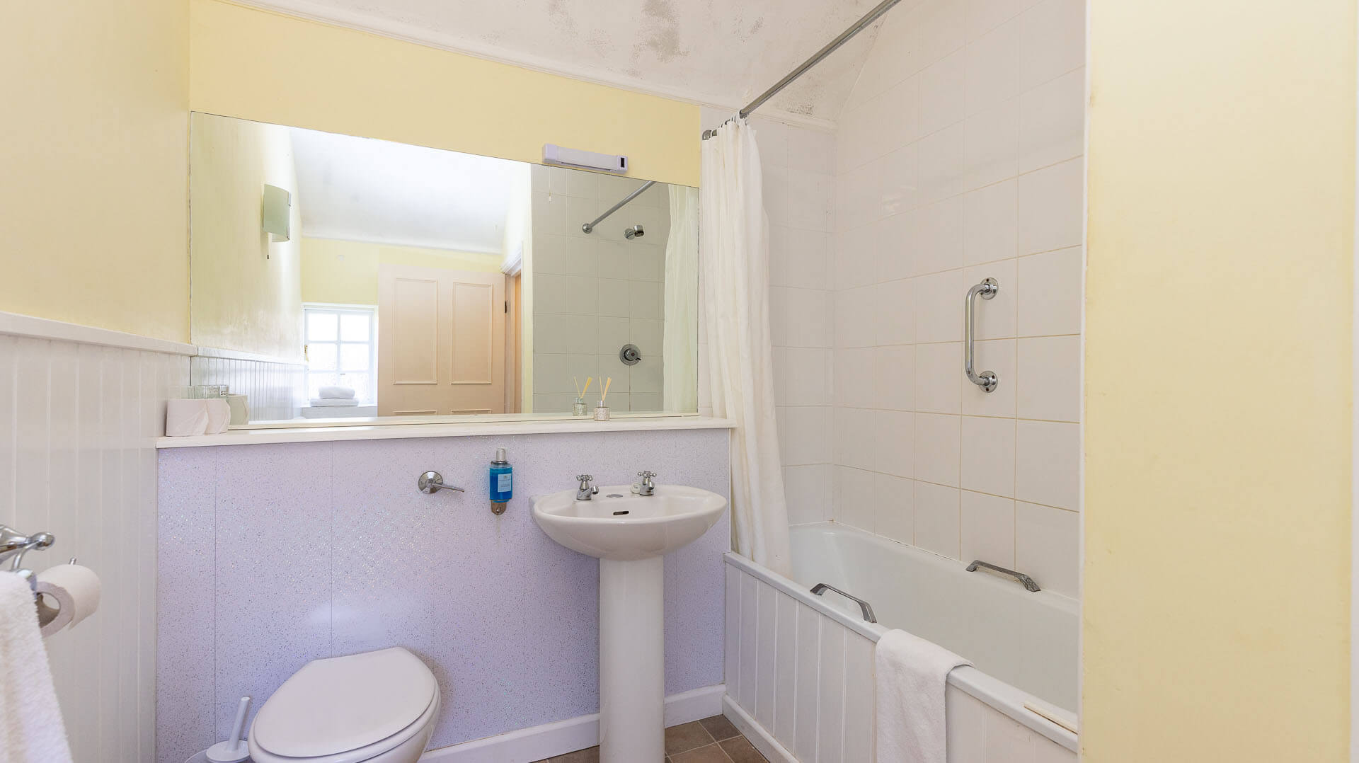 The Sibson Inn Superior Triple Room bathroom