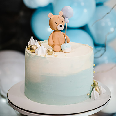 birthday cake for  a boys with baby blue baloons